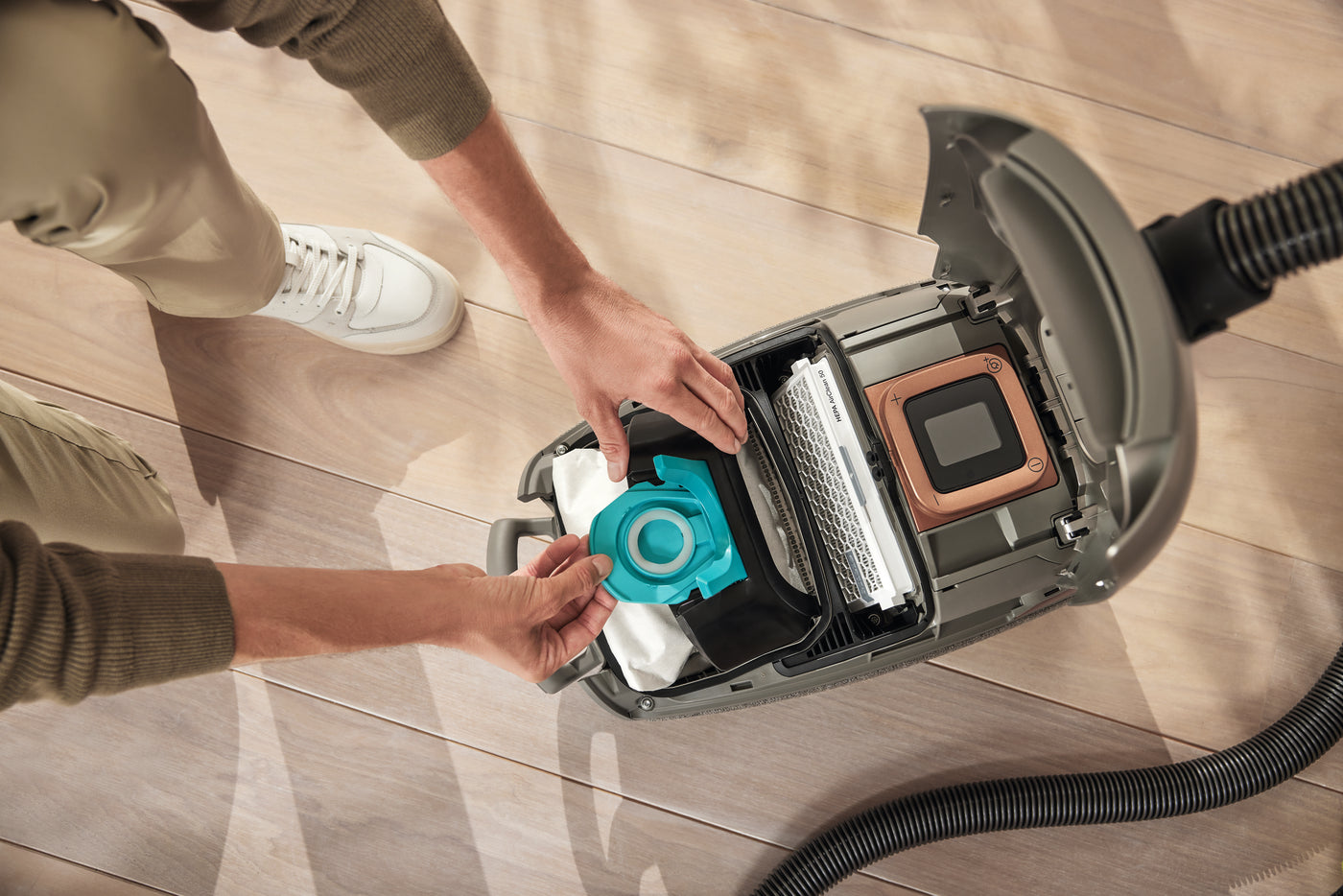 Miele Guard L1 ComfortFit automatic bag placement