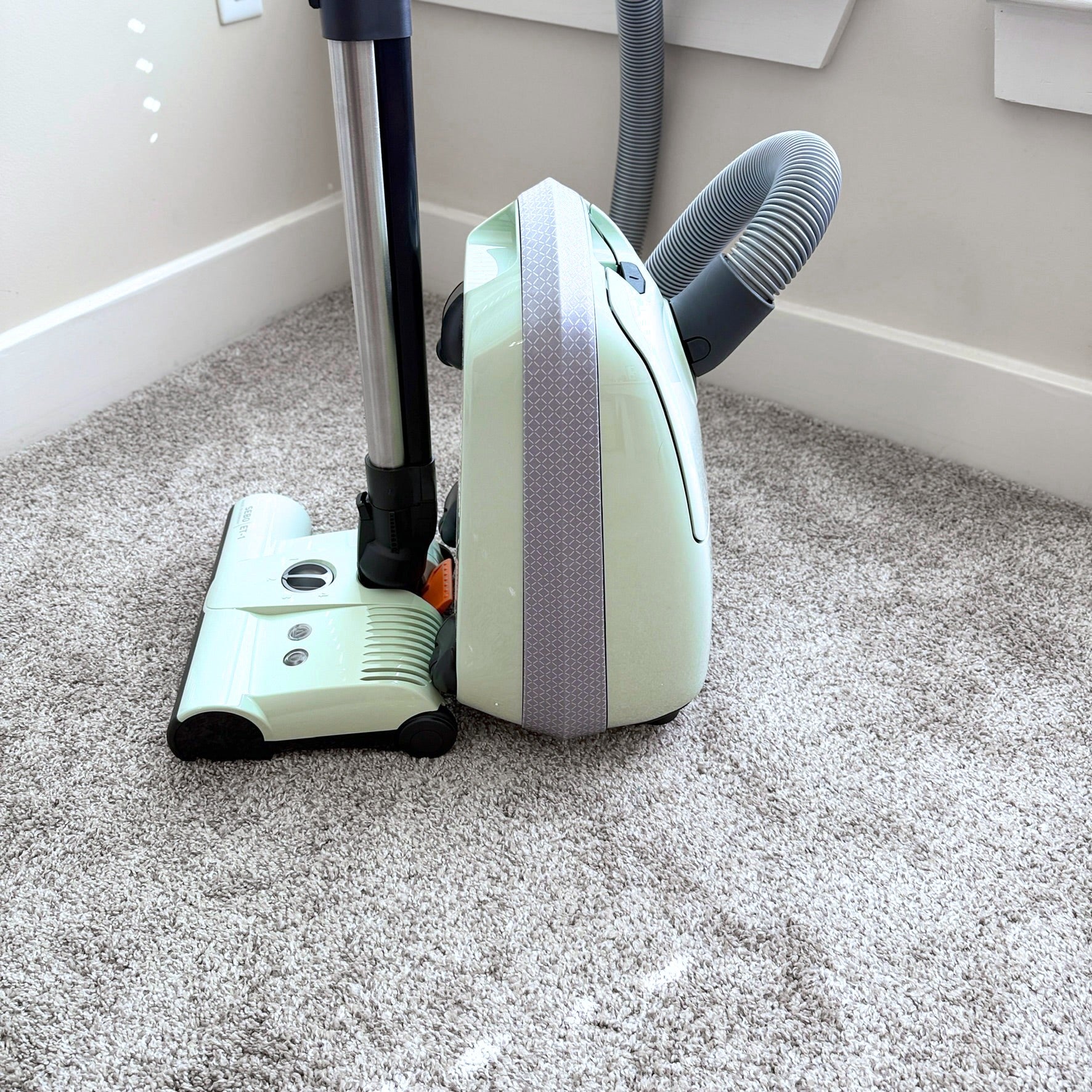 Mint Sebo E3 Premium with its ET-1 powerhead on a carpeted floor