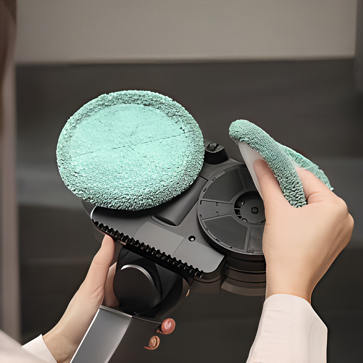 Attaching a Miele AquaPads HX-APU cleaning cloth to the rotating plate of the Triflex AquaTwister head.