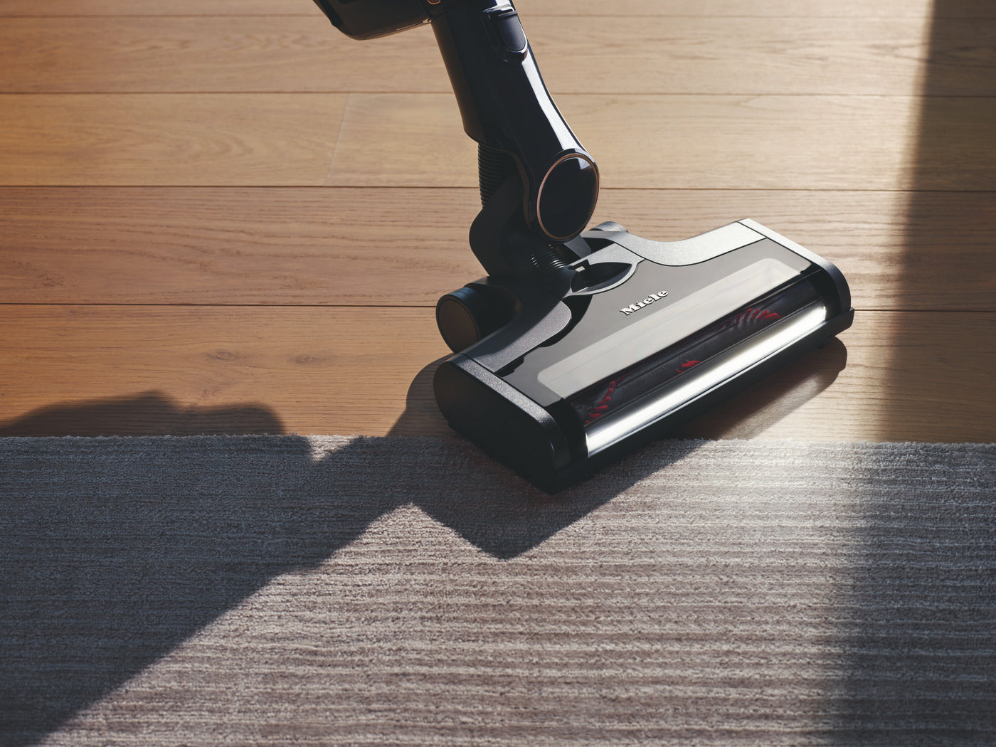 Close-up of the Miele Triflex HX2 Cat & Dog's brush roll cleaning a rug.