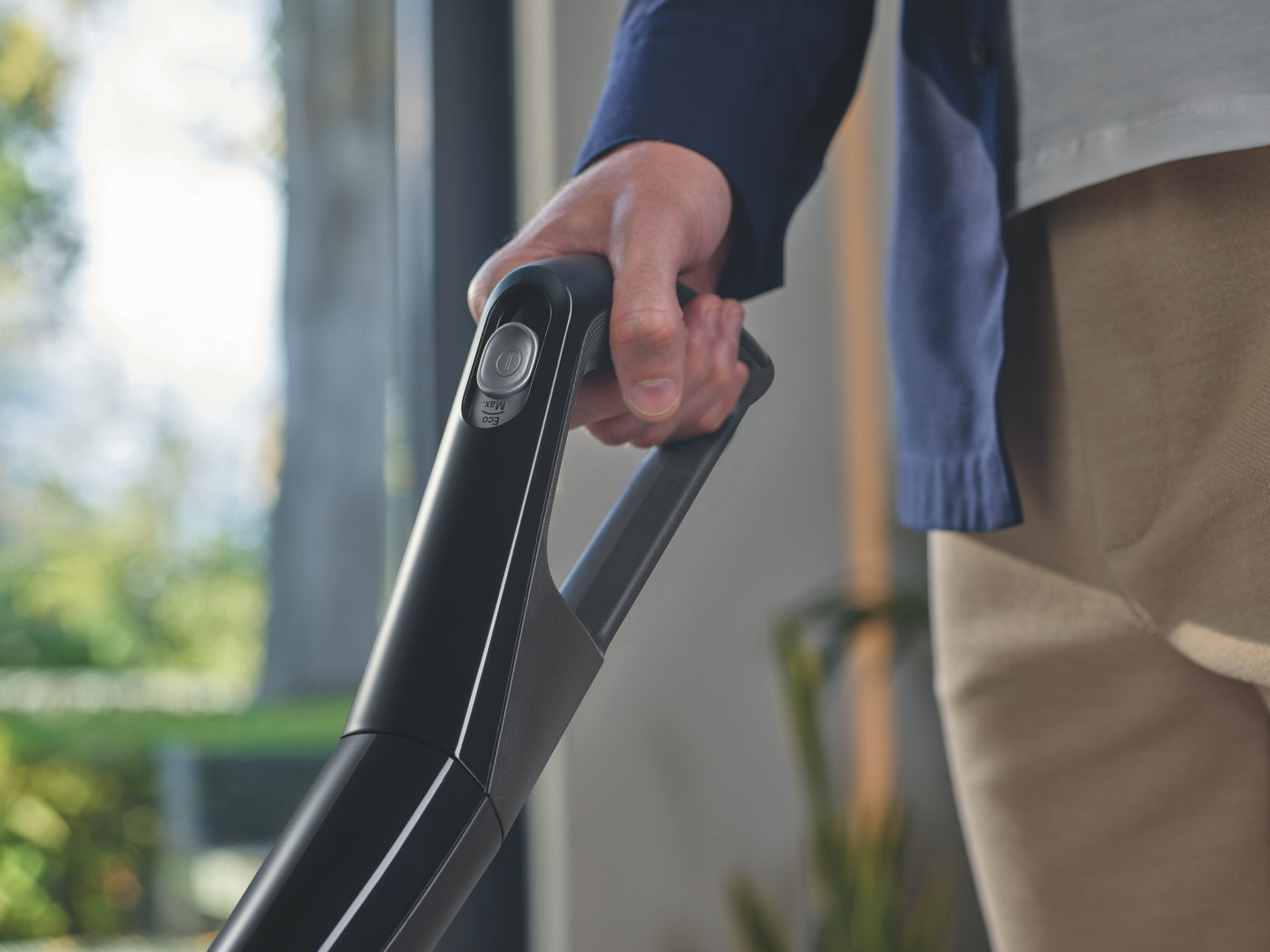 Close-up of a hand gripping the Miele Triflex HX2 Cat & Dog's handle.