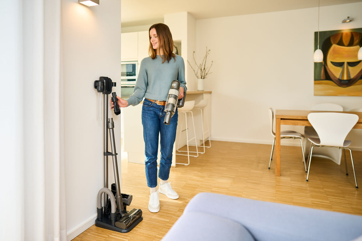 Taking the dusting brush from the SEBO Balance A1 storage stand.